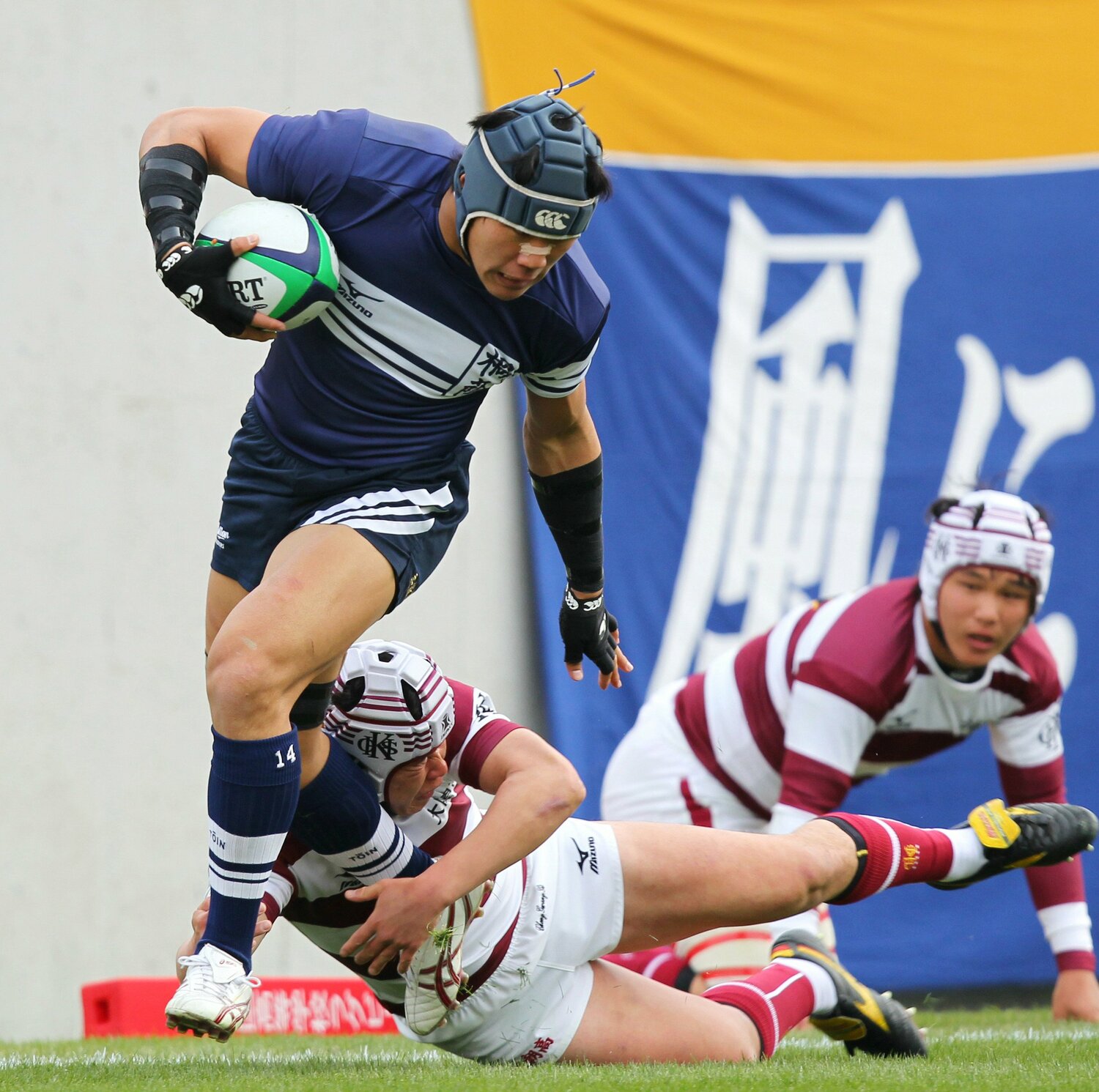 相手の包囲網をぶち破り前進する桐蔭学園・竹中（当時高3）　©︎JIJI PRESS