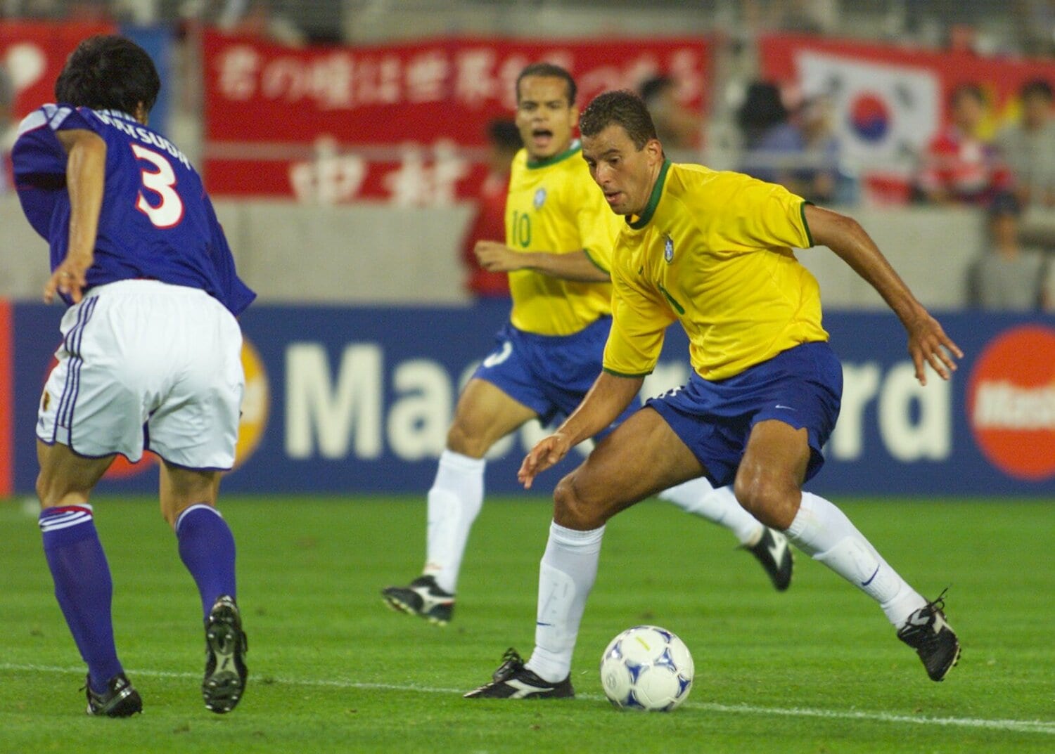 01年コンフェデ杯、日本vsブラジルで松田直樹とマッチアップするワシントン　©JIJI PRESS