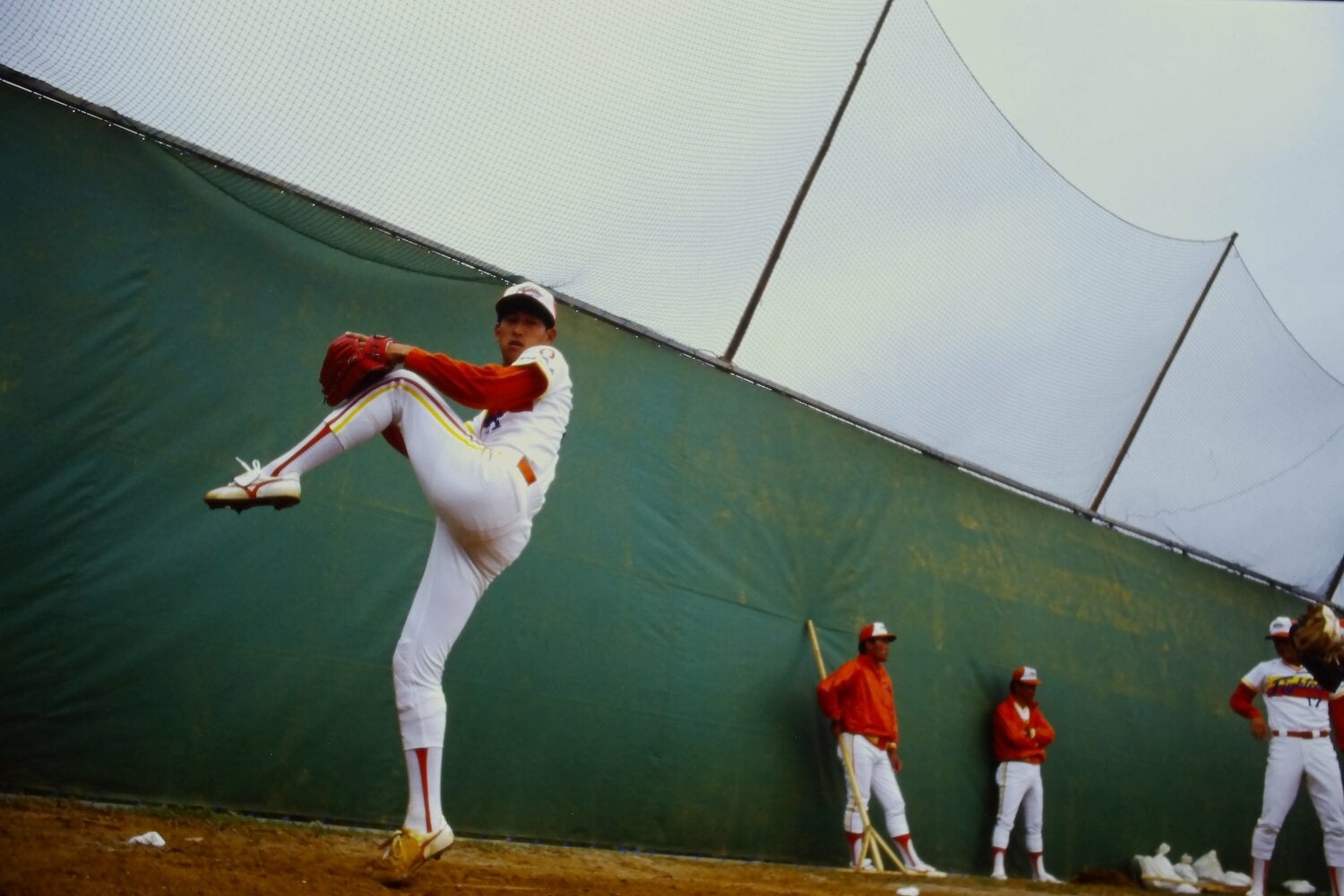 キャンプで調整する西崎。伸び上がるようなダイナミックなフォーム ©Takahiro Kohara