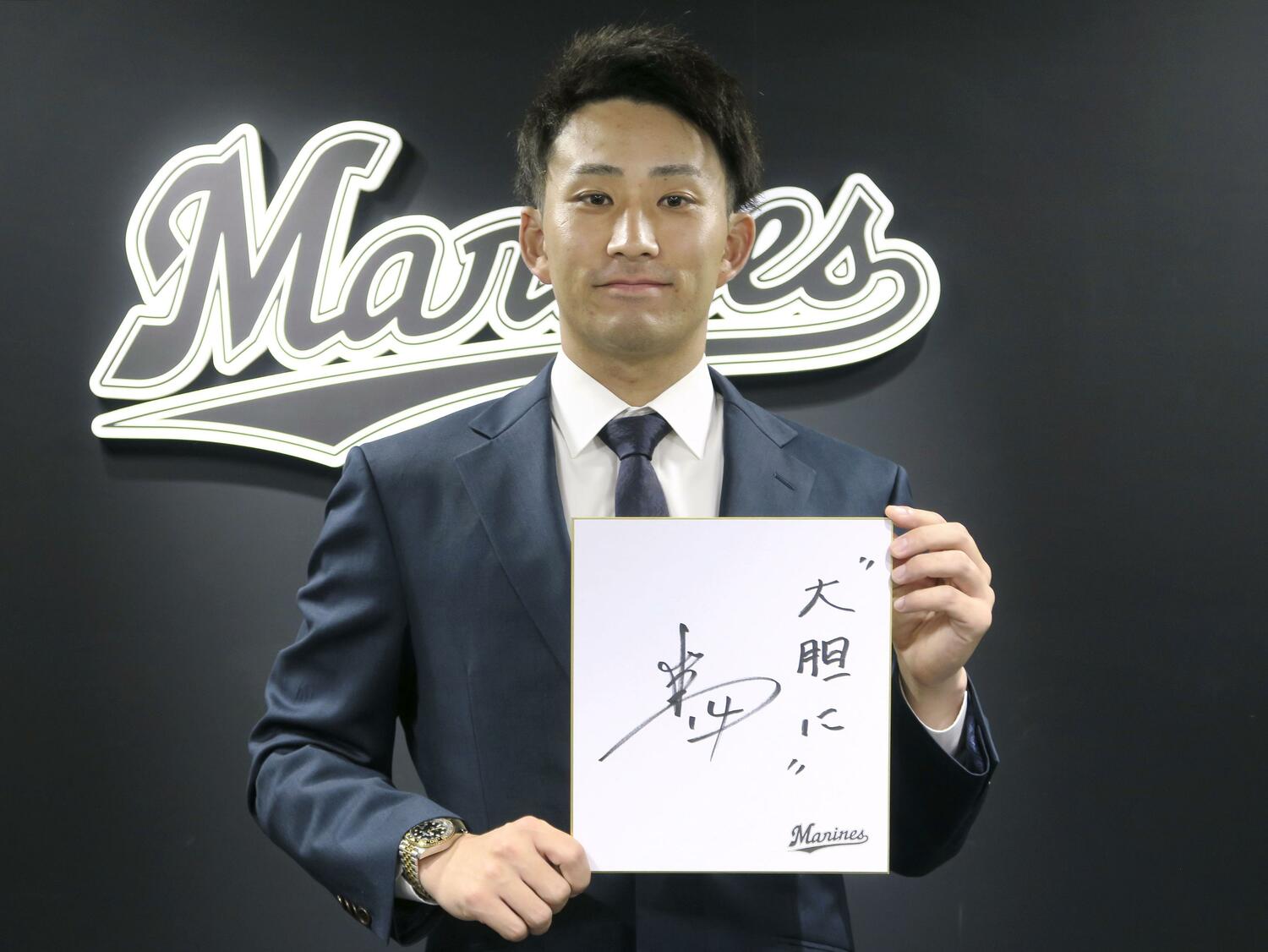 契約更改交渉後、色紙に来季への抱負を記した小島。「大胆に」のその思いは…… ©︎KYODO