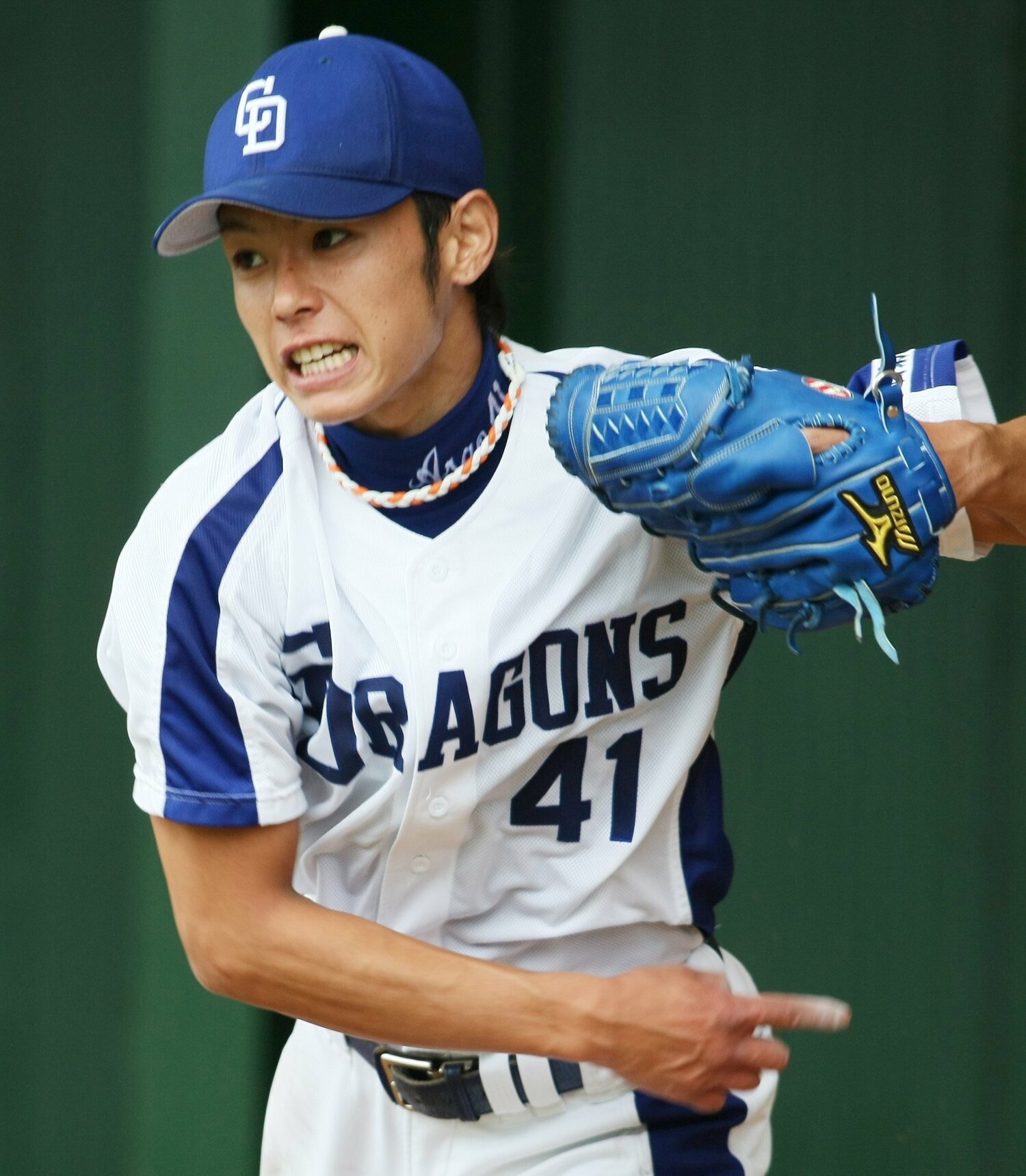 写真は2010年の春季キャンプ。ブルペンで投球練習をする浅尾　©JIJI PRESS