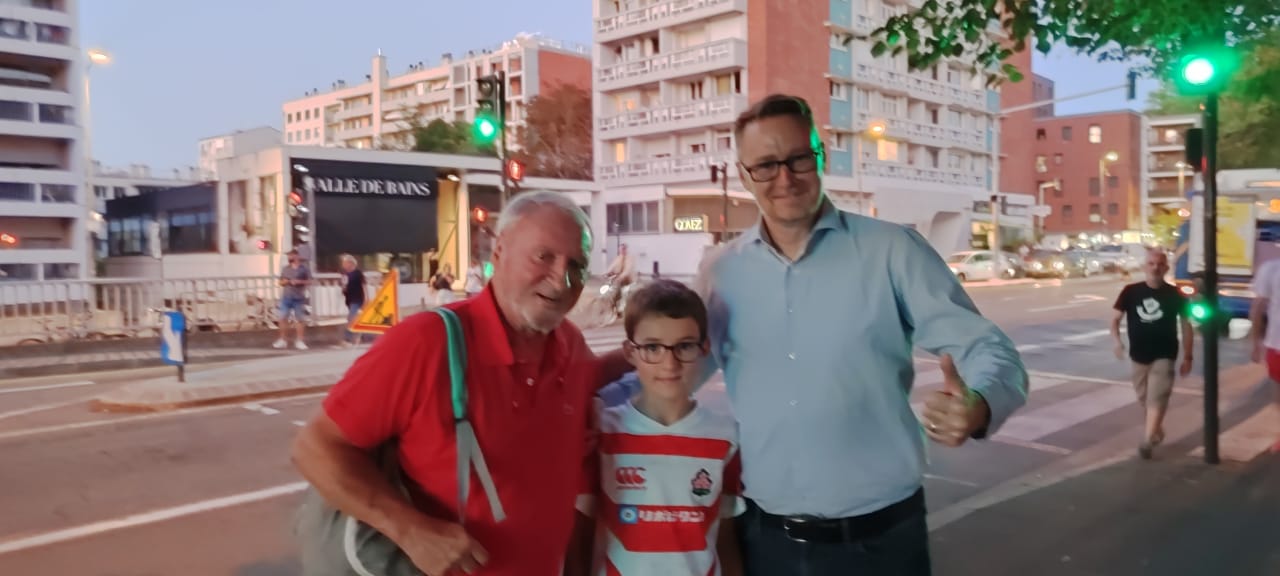 日本対サモアで日本を応援するトゥールーズ在住フランス人家族（祖父、父親、息子）