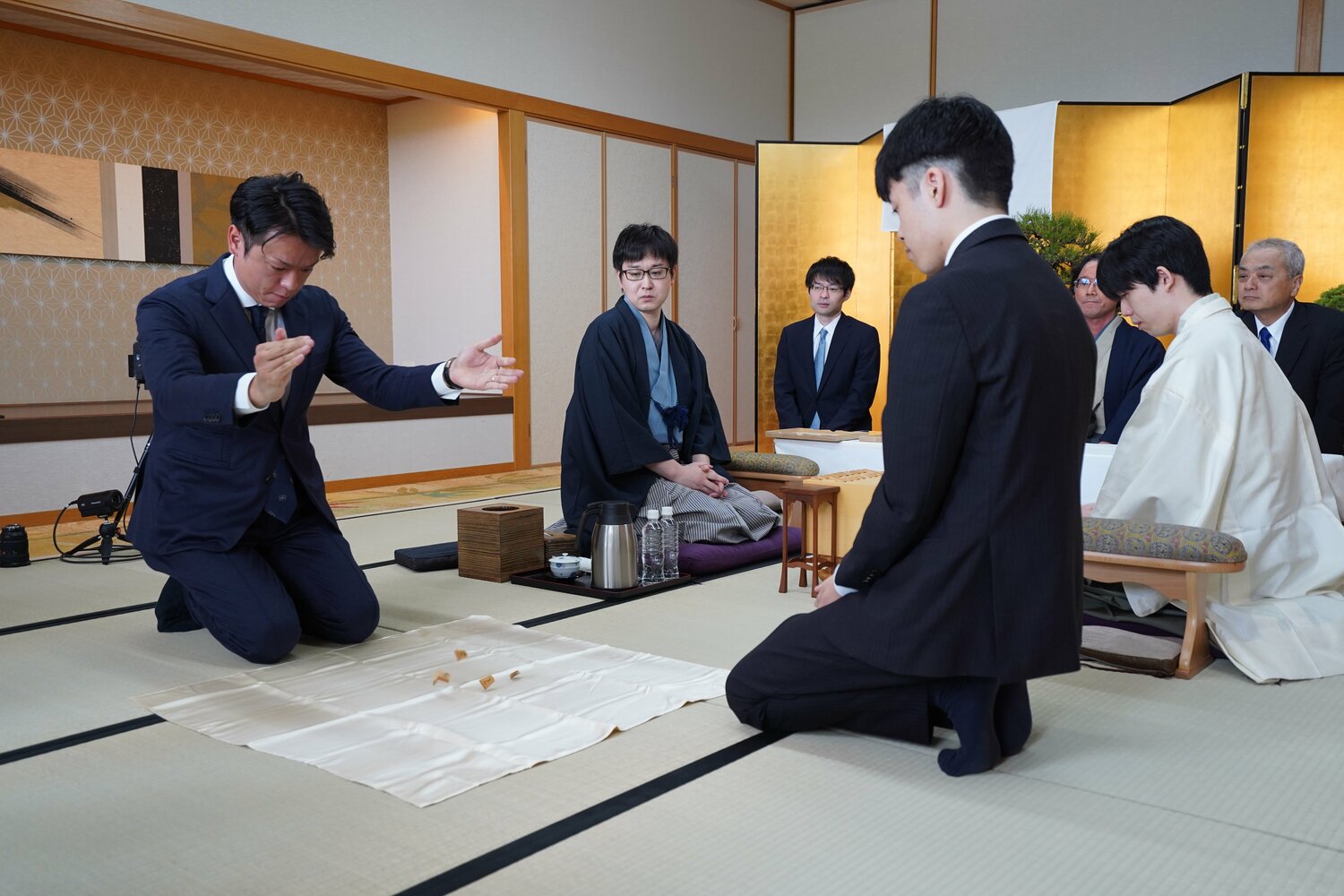棋聖戦第1局の振り駒　©日本将棋連盟