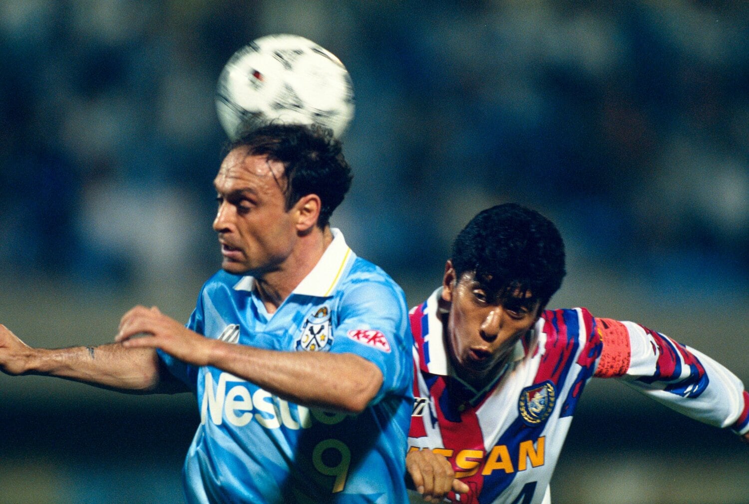 井原正巳と競り合うスキラッチ　©Kazuaki Nishiyama