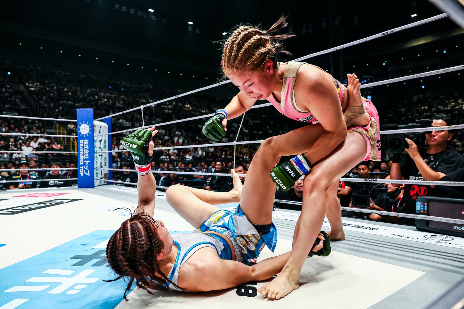 3ラウンド、“カンナ”コールの中で渾身のパウンドを振り下ろす浅倉 ©RIZIN FF Susumu Nagao