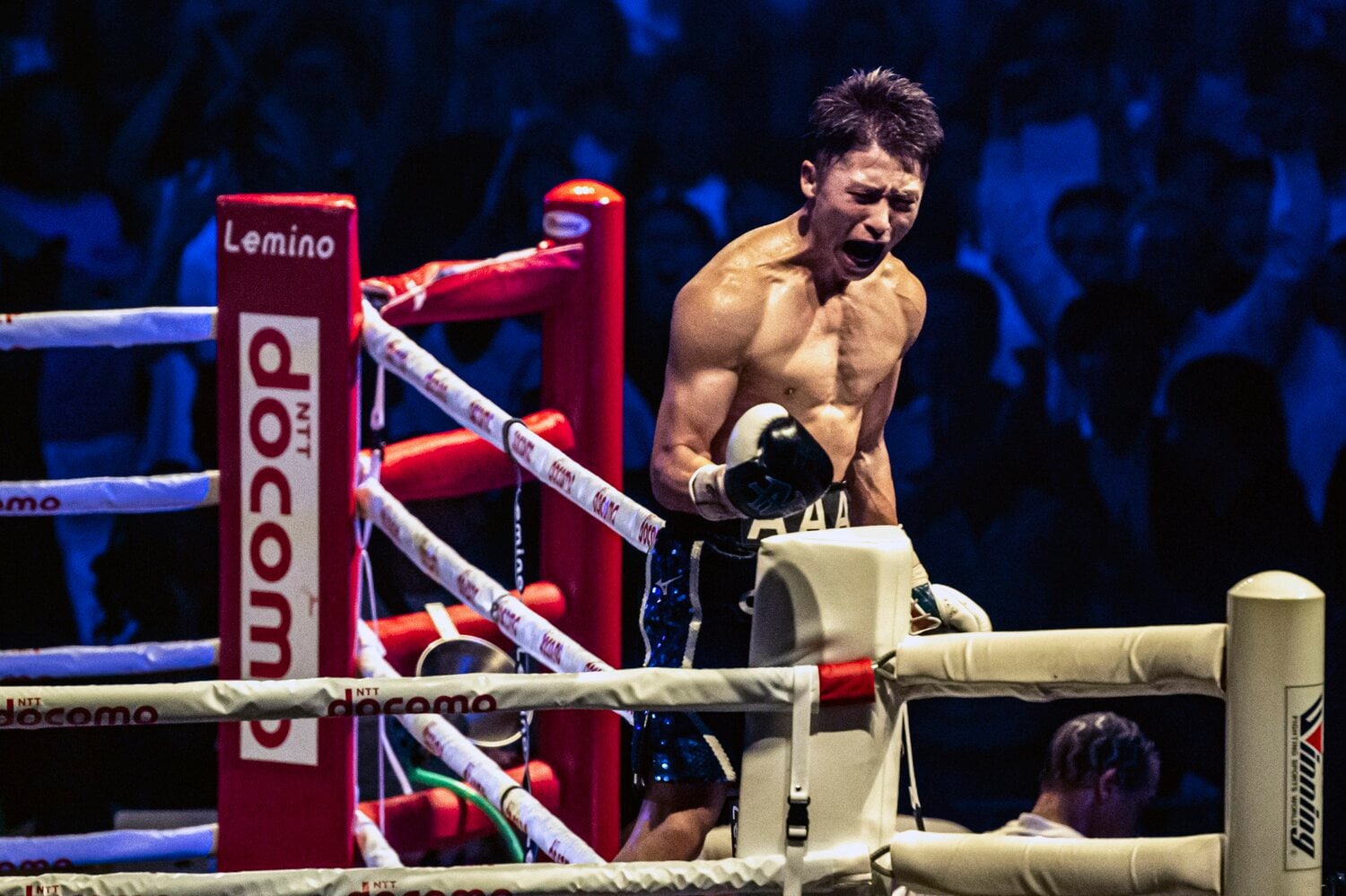 フルトンに8回TKO勝利し、ガッツポーズを作った井上　©Takuya Sugiyama