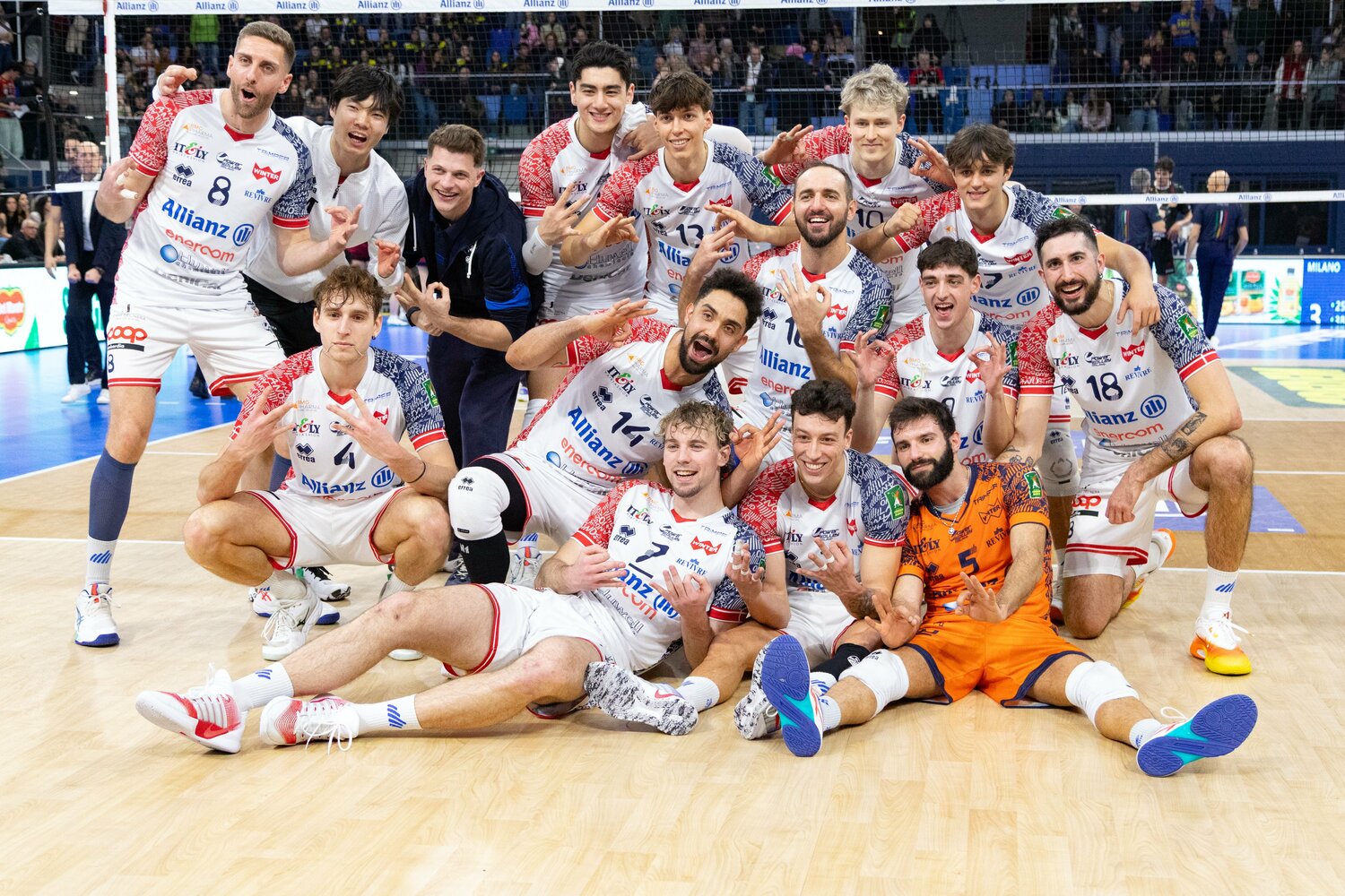 昨年12月から負傷で戦列を離れていた大塚。そんな中でもトンマーゾ（4番）ら若手たちのメンターとしてチームに貢献した　©︎PA Images/AFLO