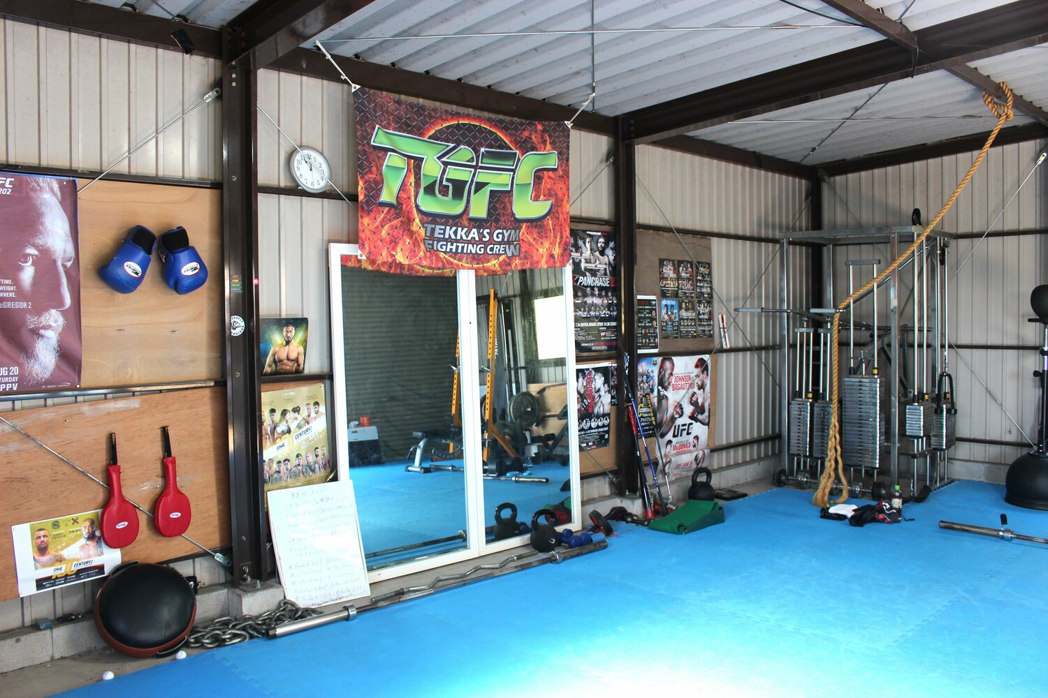 ガレージを改築した手作り感満載のプライベートジム　©Number Web