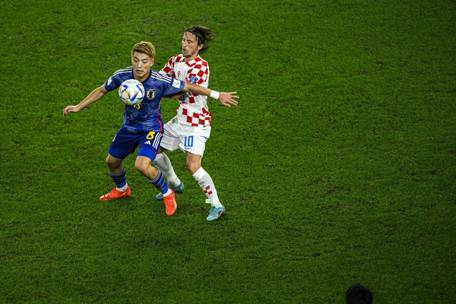 モドリッチと競り合う堂安　©Takuya Sugiyama/JMPA