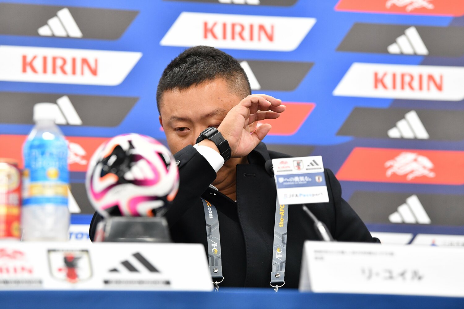 2月28日、パリ五輪最終予選でなでしこジャパンに敗れた北朝鮮のリ・ユイル監督は涙を見せた　©JFA/AFLO