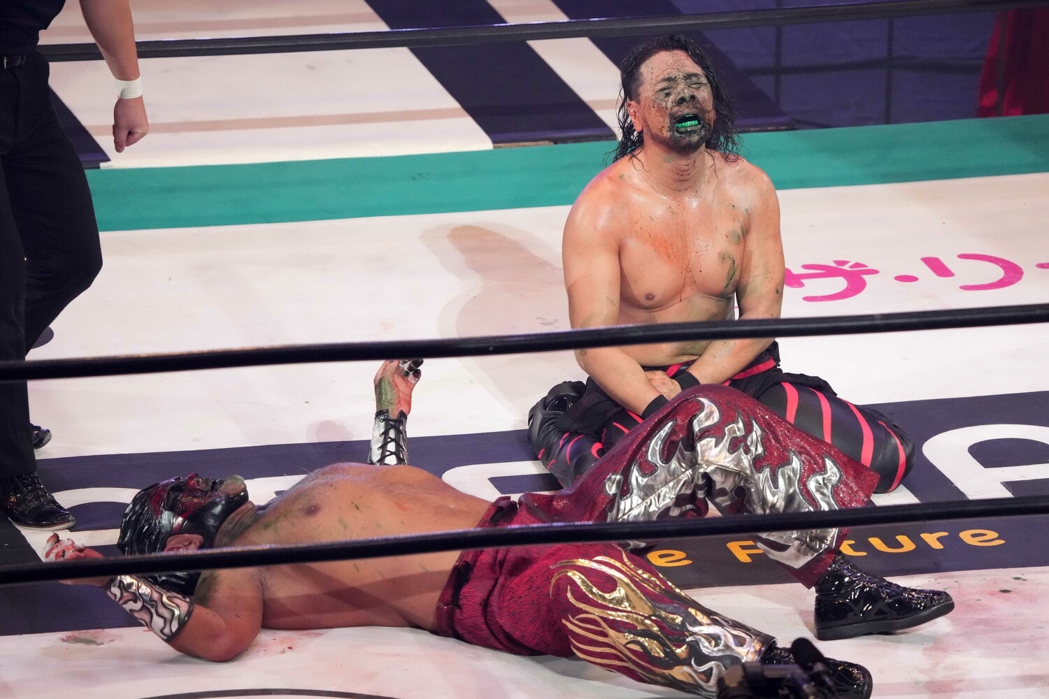 グレート・ムタにフォール勝ちした中邑真輔は、リング上で感極まった表情に