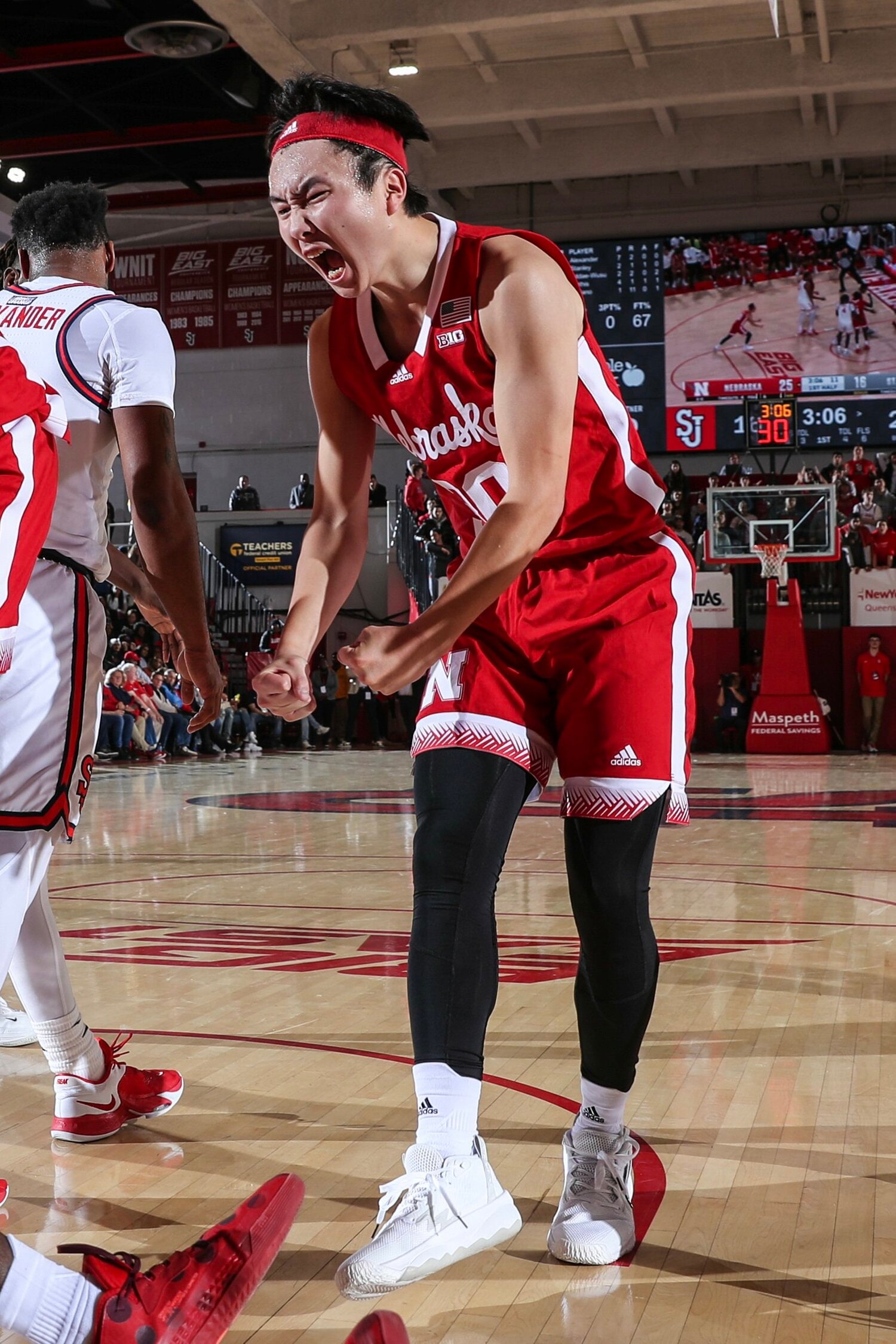 コートで感情を爆発させる富永啓生 ©︎USA TODAY Sports/Reuters/AFLO