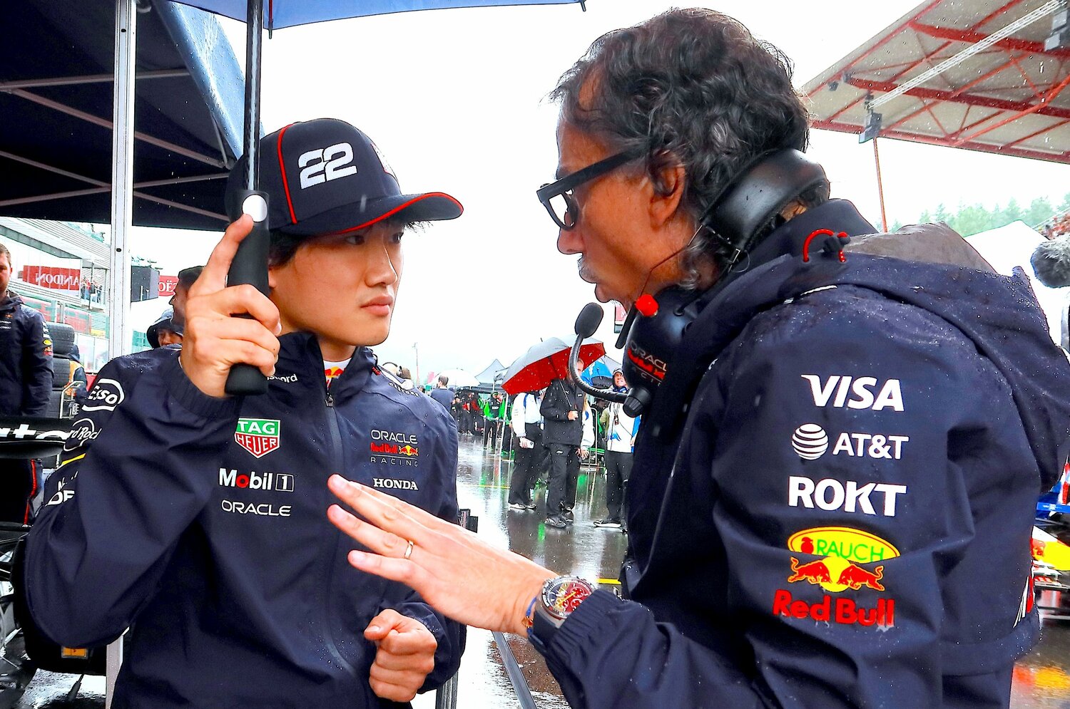 グリッド上で話し込む角田とメキース代表 ©Masahiro Owari