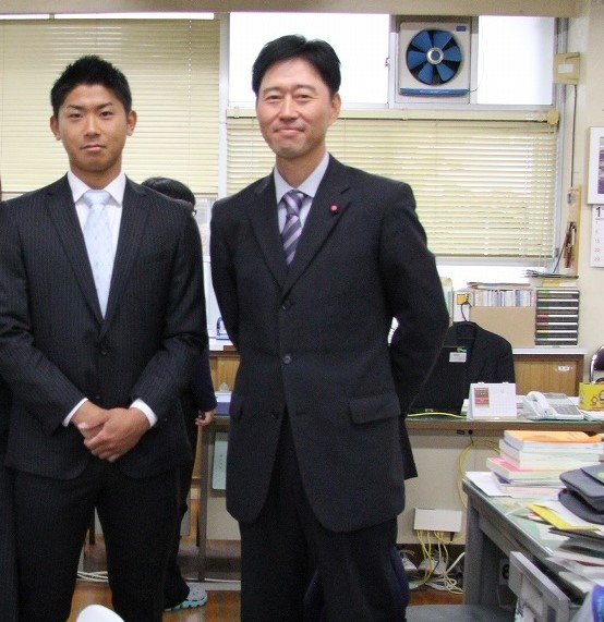 今永（左）と田中先生（2015年11月頃）　写真は本人提供