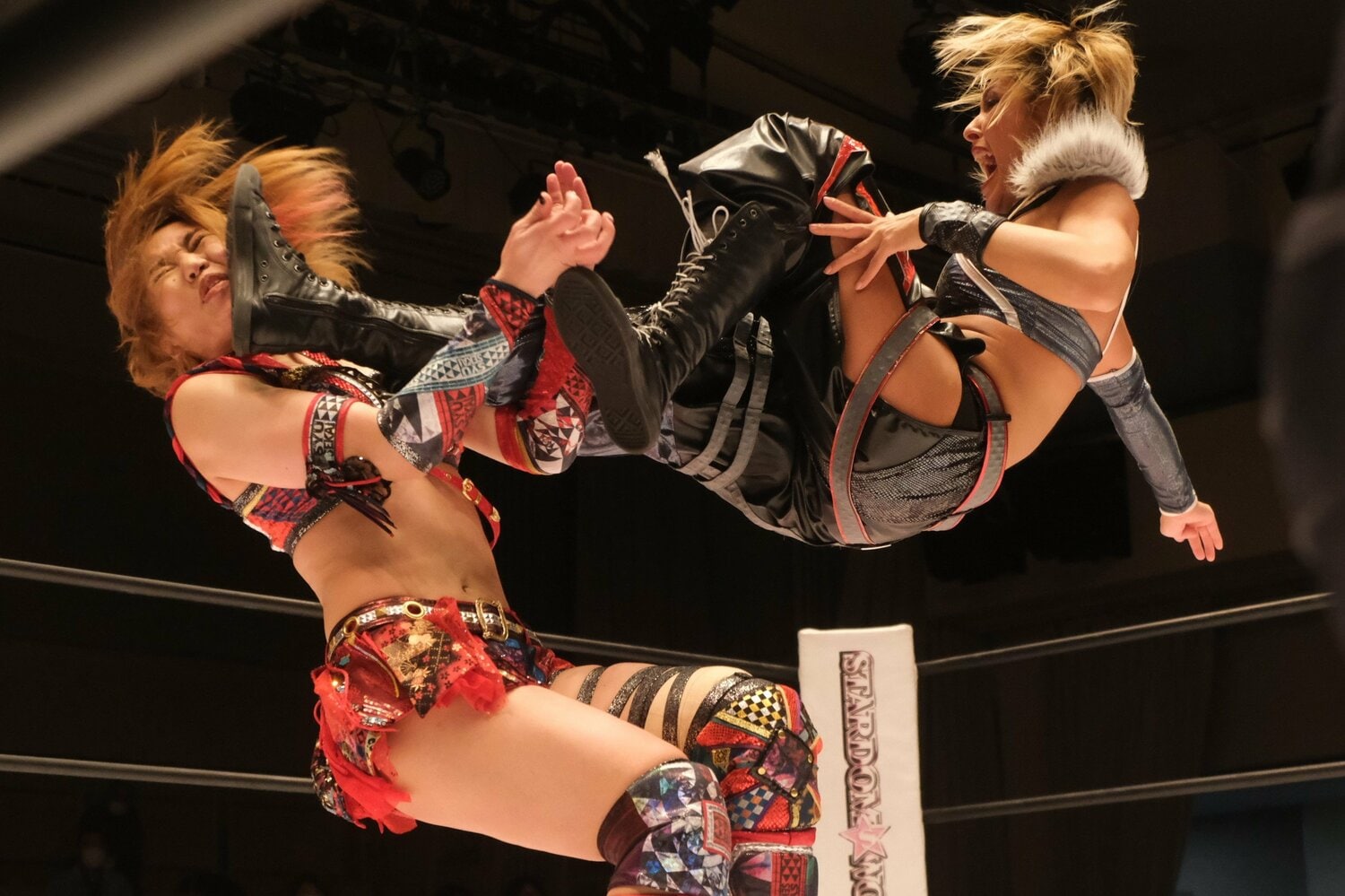 3月13日、後楽園大会での前哨戦で朱里の顔面に容赦ないキックを見舞うジュリア ©Norihiro Hashimoto