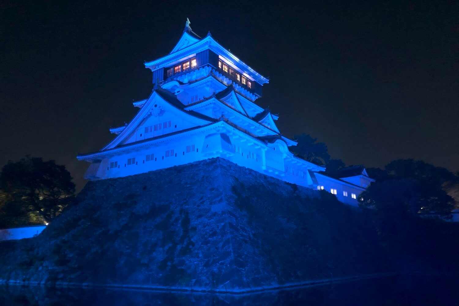 美しくライトアップされた夜の小倉城　©Essei Hara