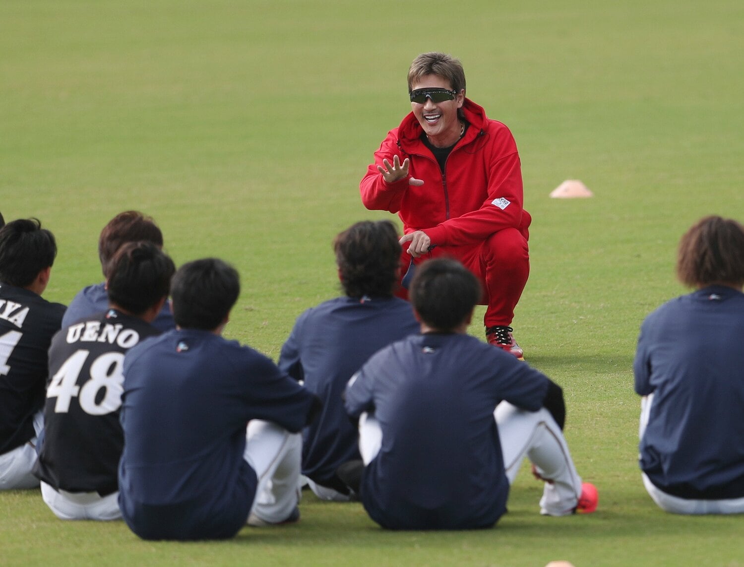 監督就任が決まり訪れた秋季キャンプで若手選手に話をする新庄監督　©︎JIJI PRESS