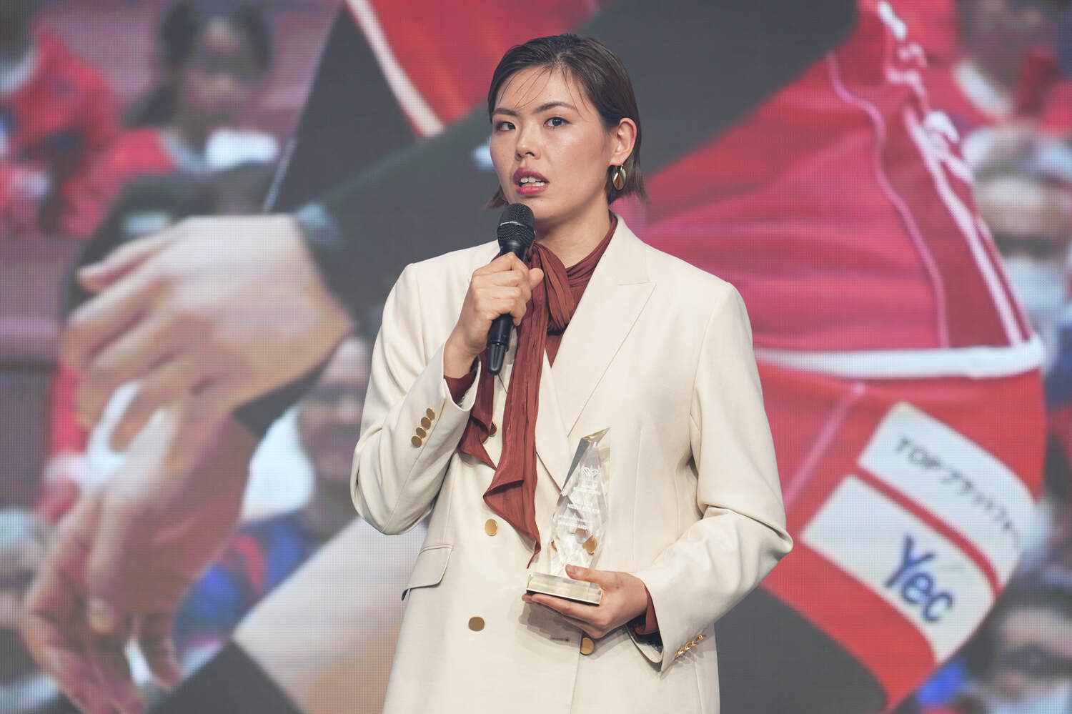 「SVリーグアワード2024-25」でレギュラーシーズンベスト6（ミドルブロッカー）に選ばれ表彰された島村　©︎AFLO