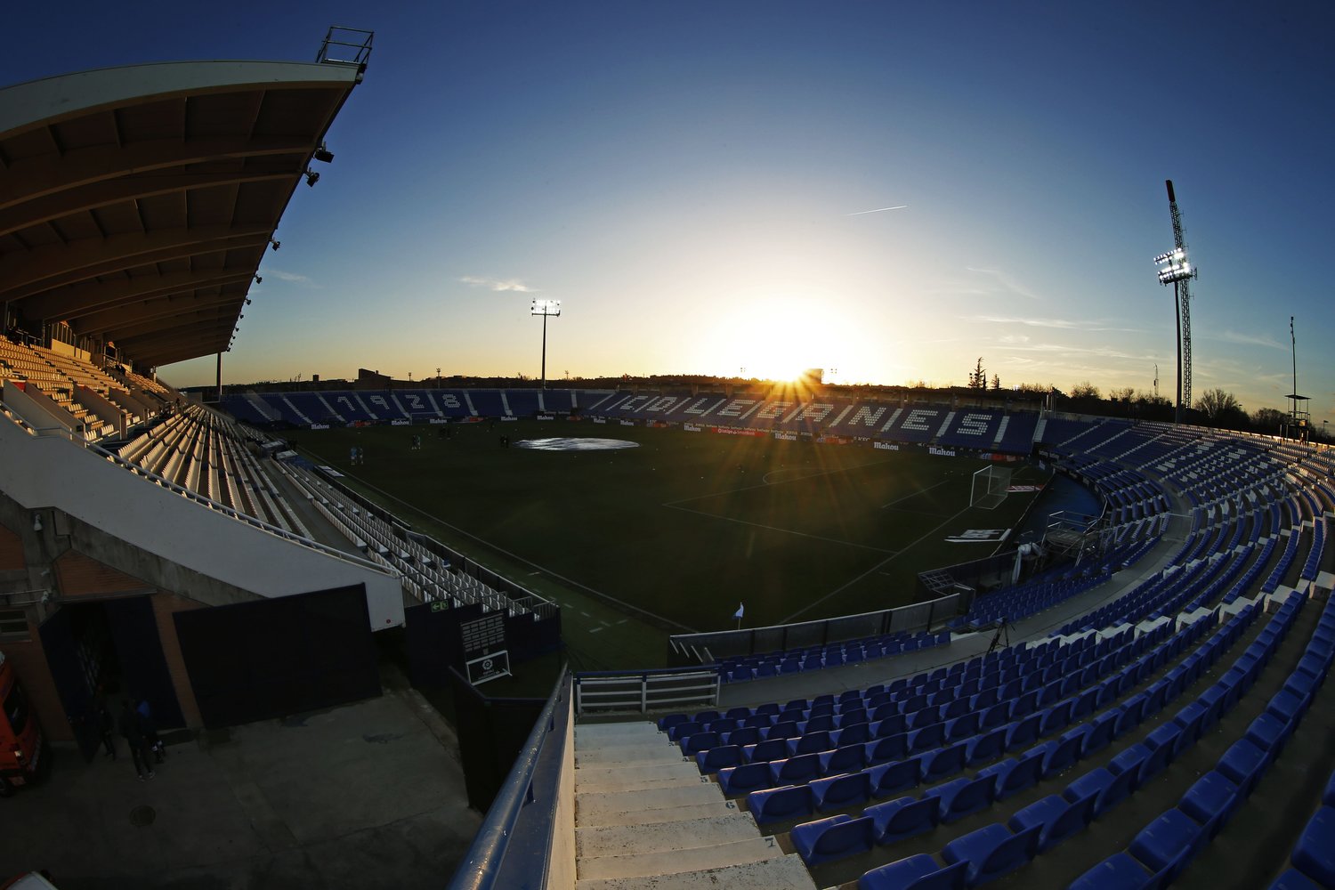 美しい夕焼けとスタジアム©Daisuke Nakashima