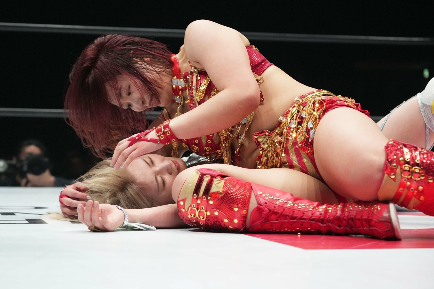 エルボーの打ち合いも印象的だったなつぽいとSareee。最後はSareeeのフォールで3カウント　©Essei Hara