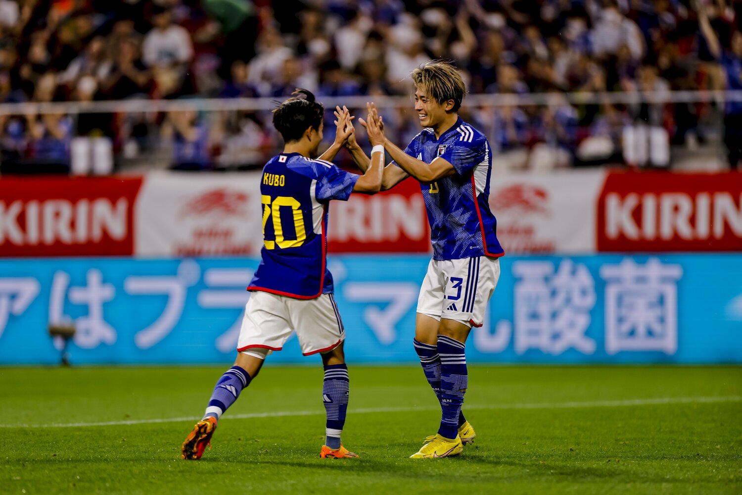 世代別代表時代からともに戦う久保らとは良好な関係を築いている　©Kiichi Matsumoto