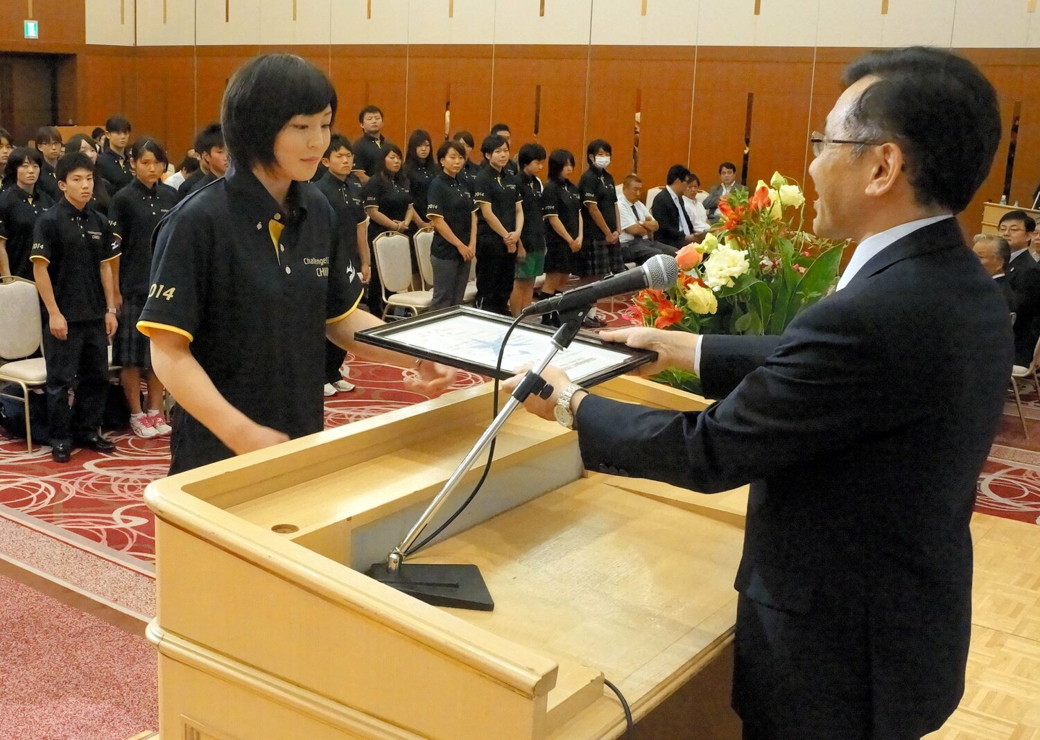 東京五輪に向けた強化指定証を受け取る大学時代の角田(2014年7月) ©︎Asahi Shimbun