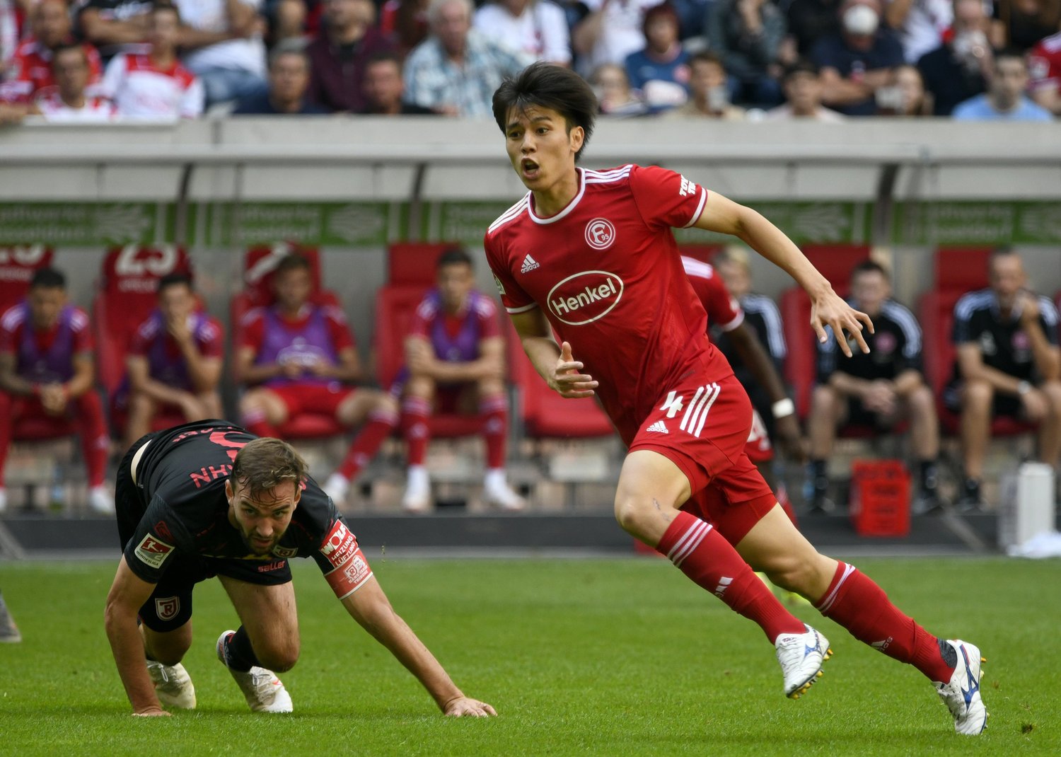 ドイツ2部デュッセルドルフでプレーする田中碧　©AFLO