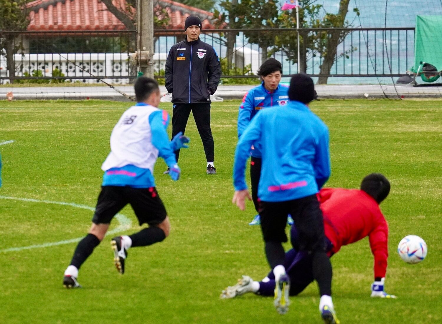 キャンプでのトレーニングを見守る川井監督　©Atsushi Iio