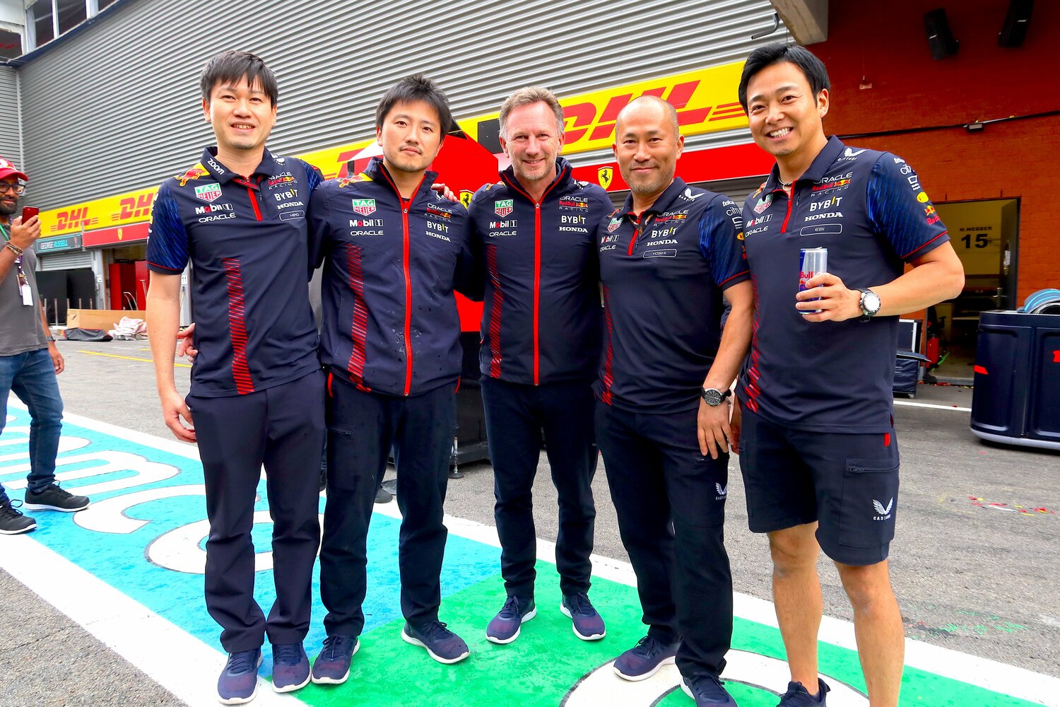 レッドブルのクリスチャン・ホーナー代表（中央）を囲む、ホンダの現場スタッフたち。左から中川博行（ペレス車PUエンジニア）、湊谷圭祐、吉野誠、海老原拓也（ペレス車PUメカニック）　©Masahiro Owari