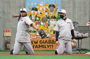 「あの守備でよく使うな…」巨人ウォーカー30歳がブルペンで“80球投げ込み”…じつは28年前に松井秀喜もやっていた理由