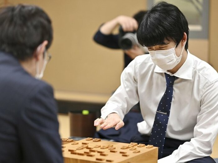 藤井聡太“20歳の名人挑戦”に「充実感があります」…羽生善治＆谷川浩司「初名人の道」を開いた“A級順位戦プレーオフ伝説”とは＜Number Web＞ photograph by Kyodo News