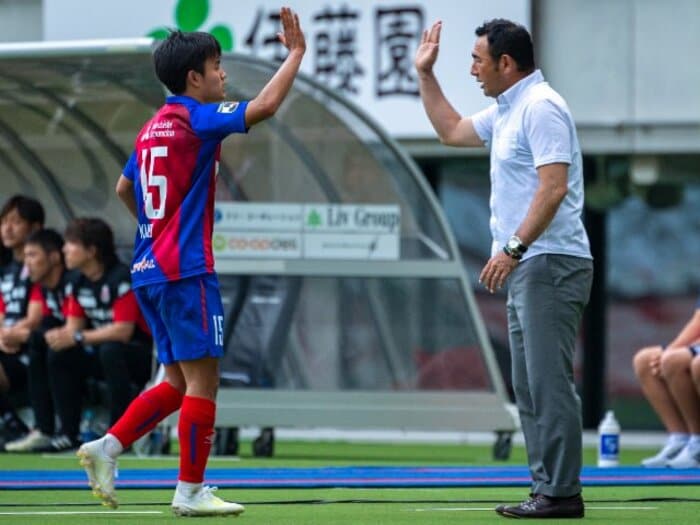 「あれは教えられない」久保建英17歳の“天賦の才”を長谷川健太は見た…それでも指導者として伝えた“絶対に必要なこと”「ガンバでは堂安律にも…」＜Number Web＞ photograph by Takuya Sugiyama