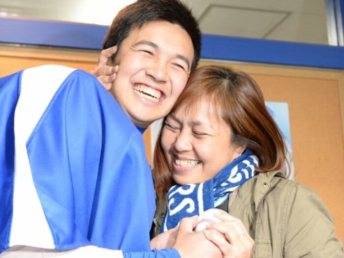 DeNA山崎康晃が初めて明かす母・ベリアさんの闘病秘話と守護神の誓い　余命宣告にショック「そこまでしなければ後悔する」と沖縄行きの飛行機に飛び乗って…＜Number Web＞ photograph by SANKEI SHIMBUN