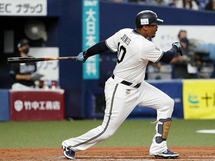 大リーグ通算282発→オリックスでレギュラー落ち→代打の切り札も“真面目でイイ奴” アダム・ジョーンズを称えたい＜Number Web＞ photograph by Kyodo News