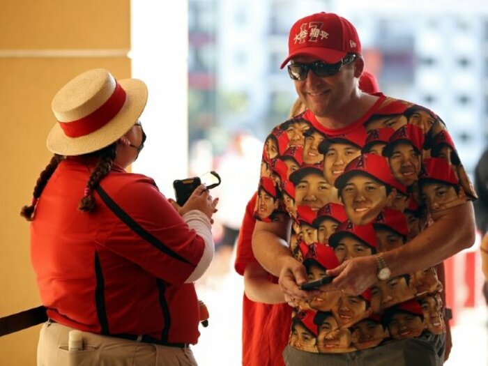 4万人の大歓声と“Booooo〜” 大谷翔平の開幕戦を現地LAファンはどう見た? アンケートでは“今季25勝、64本塁打”予想も!?<Number Web> photograph by Getty Images