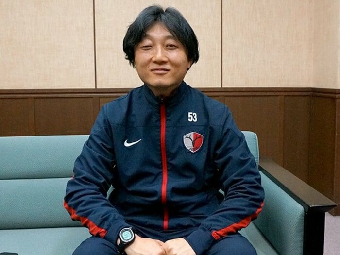 鹿島で11年通訳を務める男の仕事論。「通訳の仕事の成果は、試合の勝敗」＜Number Web＞ photograph by Noriko Terano