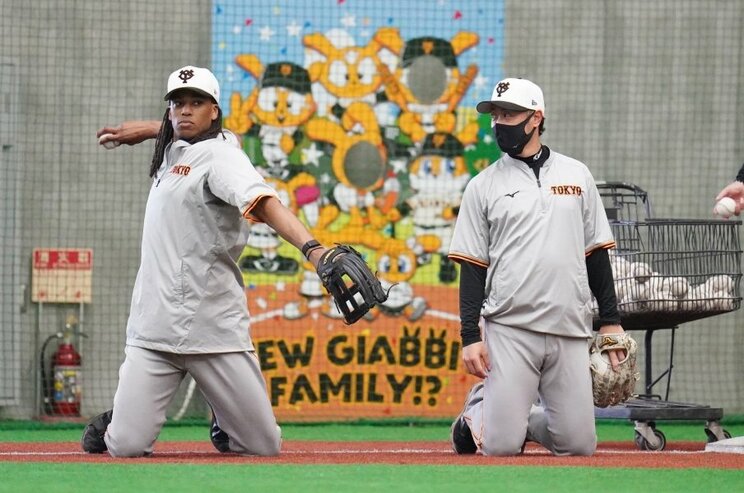 亀井コーチ(右)に見守られながら、送球の練習をするウォーカー ©Sankei Shimbun