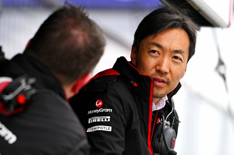 高校卒業後に渡英。大学と大学院で自動車工学を専攻し、モータースポーツの世界に足を踏み入れた小松代表 ／ photograph by Getty Images