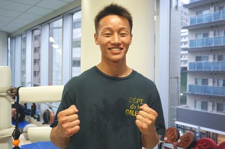 プロデビュー戦を前にインタビューに応じた今永虎雅（たいが・22歳）。鮮烈TKO勝利を飾ったことで、注目度はさらに高まった ／ photograph by Shimei Kurita
