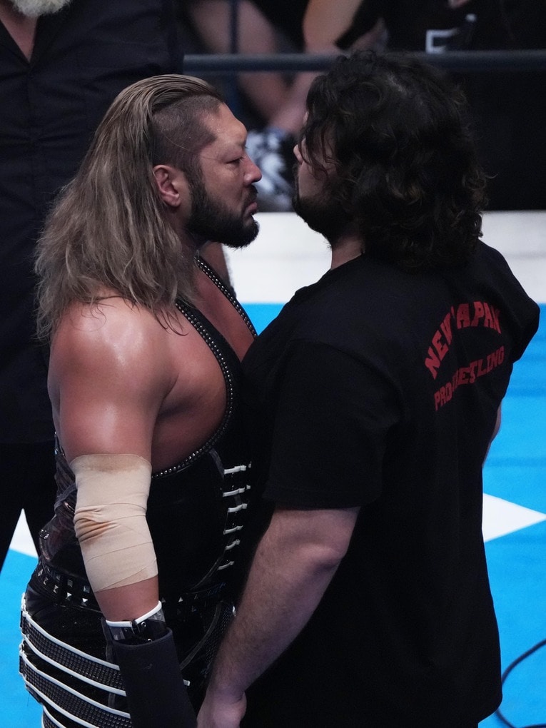 EVILとウルフアロンのにらみ合い　©Essei Hara