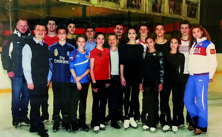 メデベデワを中心にトゥトベリーゼ門下の記念写真　©Olga Skorupskaya