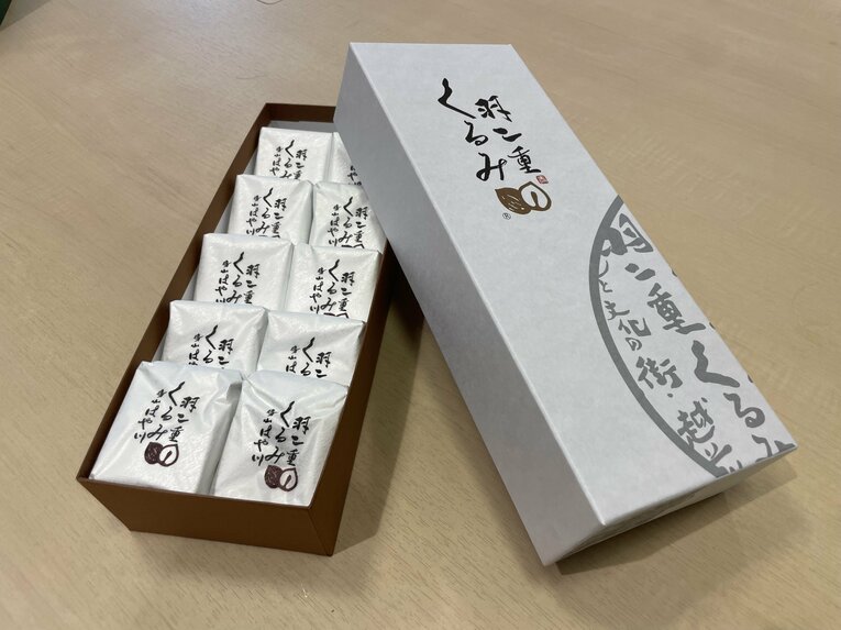 母・香代子さんが取材陣に差し入れてくれた福井の銘菓「羽二重くるみ」。清水の大好物だという