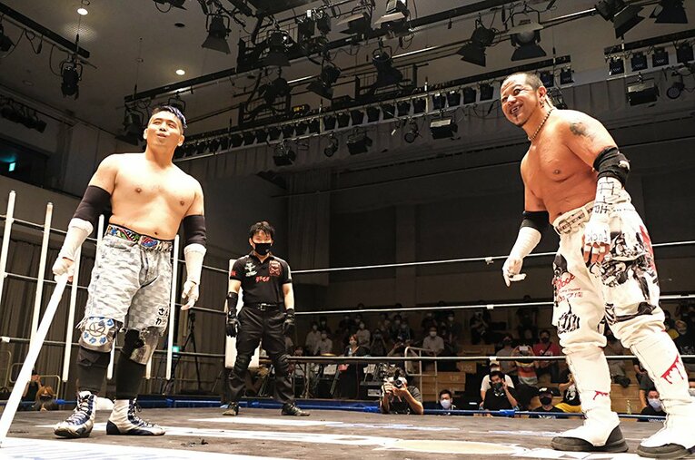 久々の後楽園で佐久田俊行を下した葛西純（右）。試合ぶりだけでなく、充実した表情も見ものだった。 ／ photograph by Horihiro Hashimoto