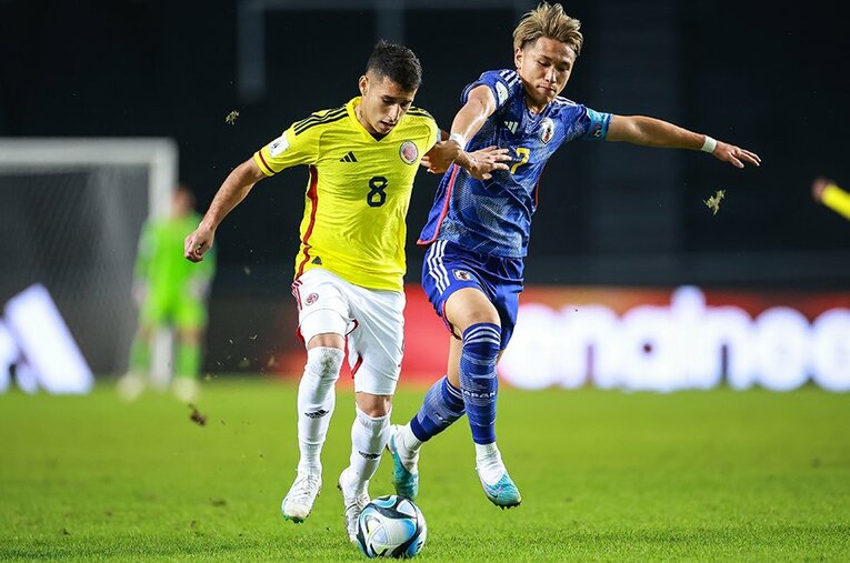 プエルタとデュエルする松木玖生。コロンビアの個人能力の前に屈したU-20日本代表は、GS最終戦でどんな戦いを見せるか ／ photograph by Hector Vivas - FIFA/Getty Images