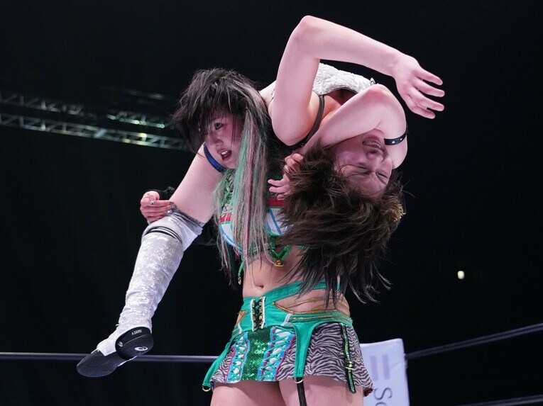 安納サオリvs.壮麗亜美　©Essei Hara