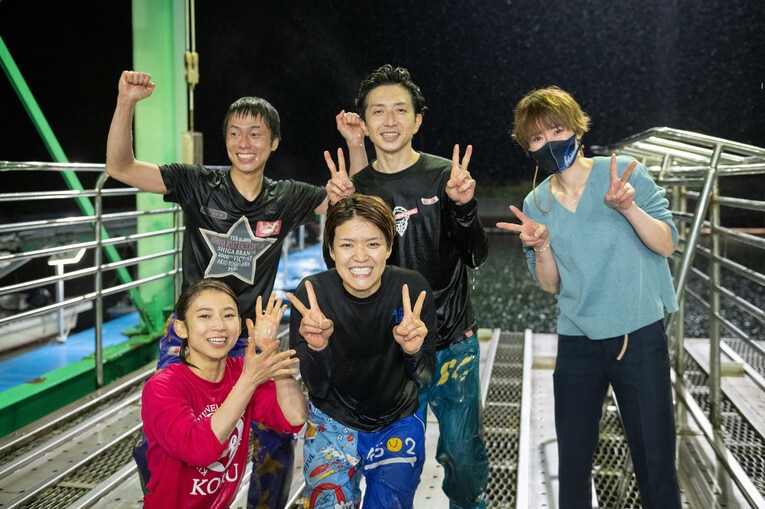 ずぶ濡れでピースをする遠藤エミ