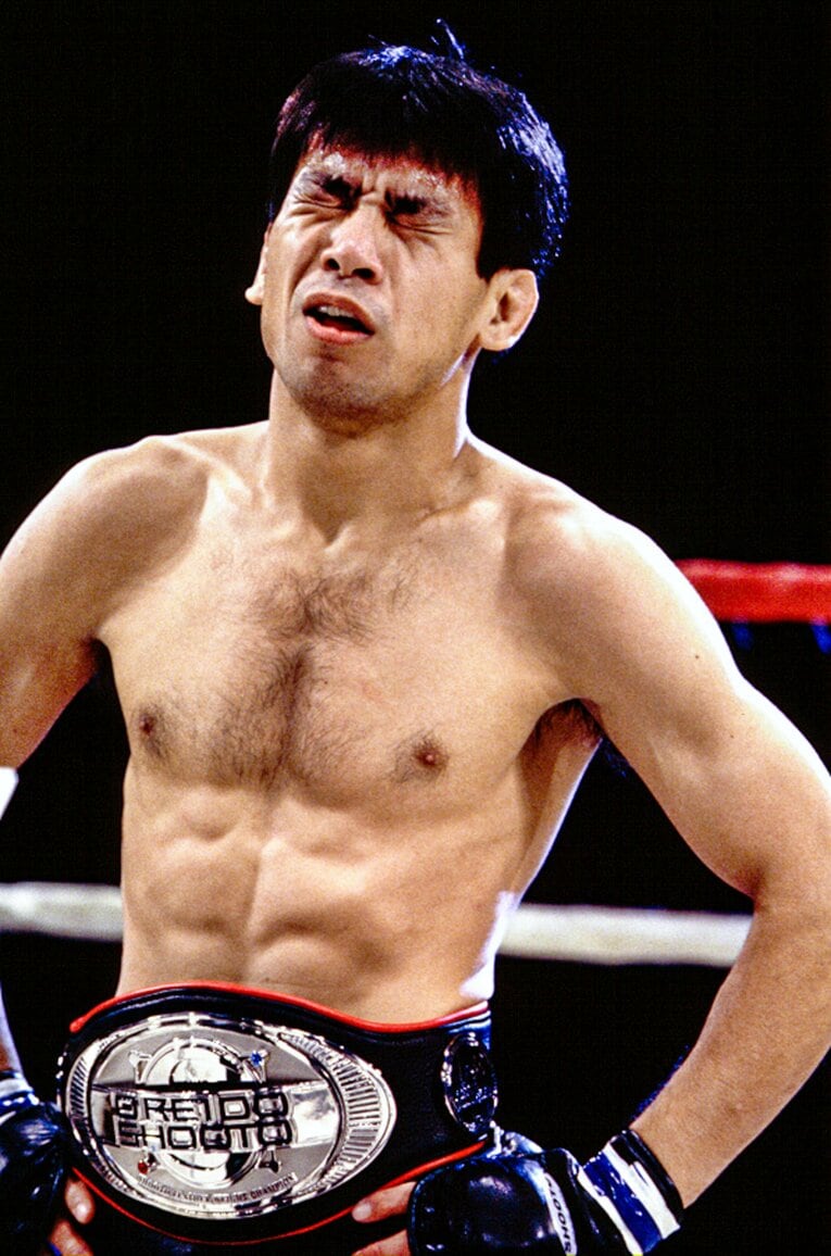 修斗のベルトを巻いて感極まる大石真丈　©Susumu Nagao