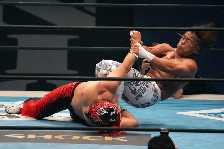 腕関節を狙う石森太二　©Essei Hara