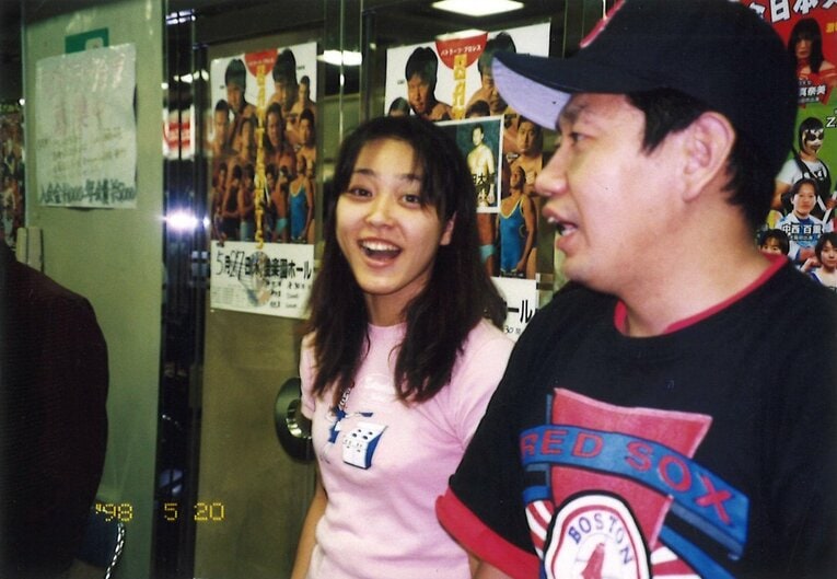 現役時代の納見佳容さん。右は、バラエティ番組でもおなじみだった今井良晴リングアナウンサー（享年53）　©本人提供