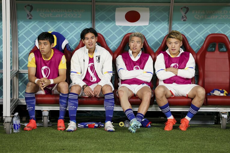 スペイン戦はベンチスタートだった堂安律（右）©︎Kaoru Watabe/JMPA